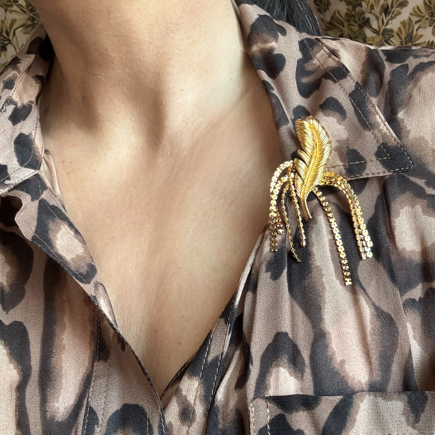 Vintage Altın Kaplama Püskül Detaylı Yaprak Broş