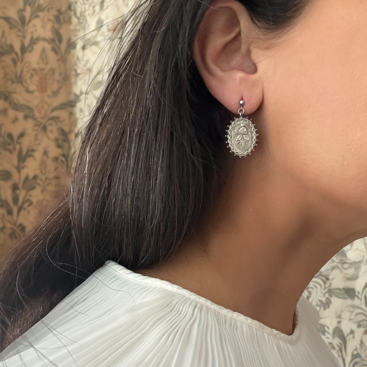 Antika Estetizm Akımını Yansıtan Çiçek Tasarımlı Gümüş Küpe