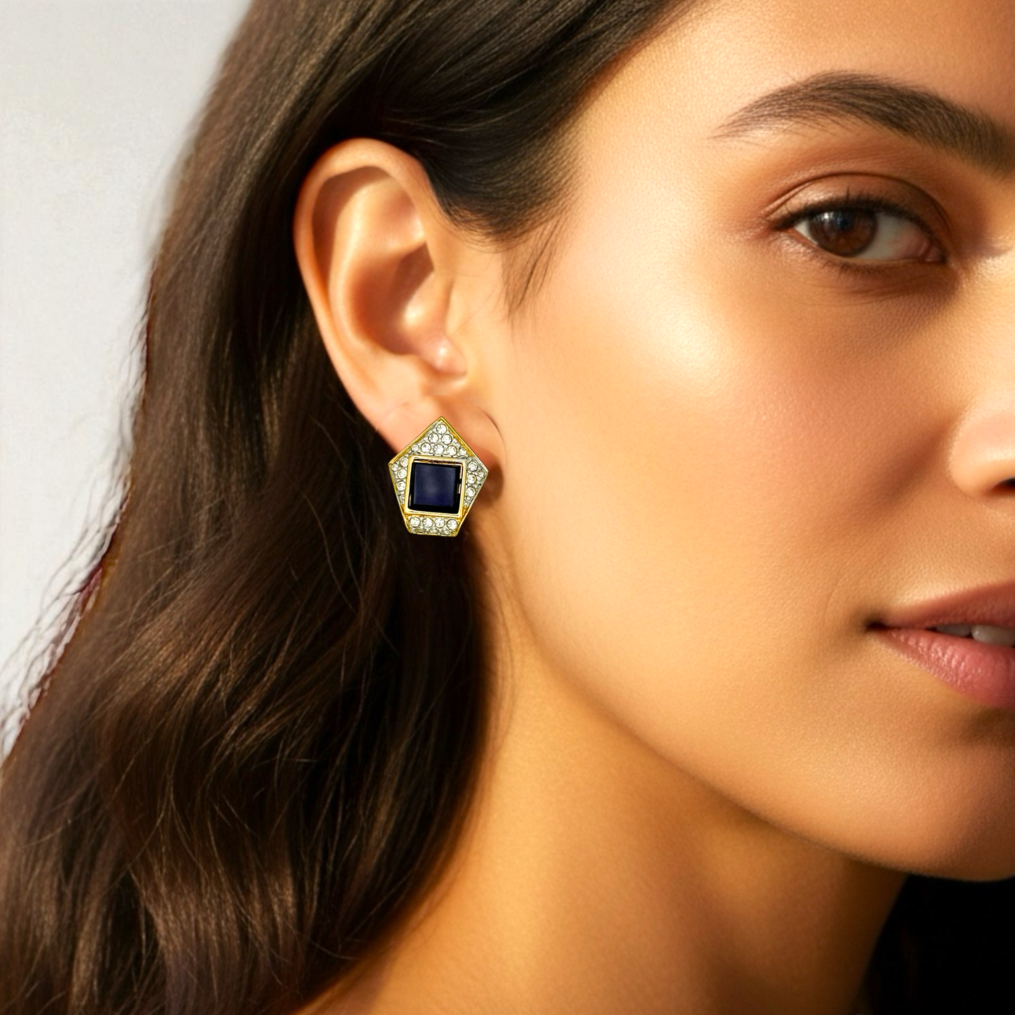 NINA RICCI İmitasyon Oniks Elmas Detaylı Pentagon Kare Küpe