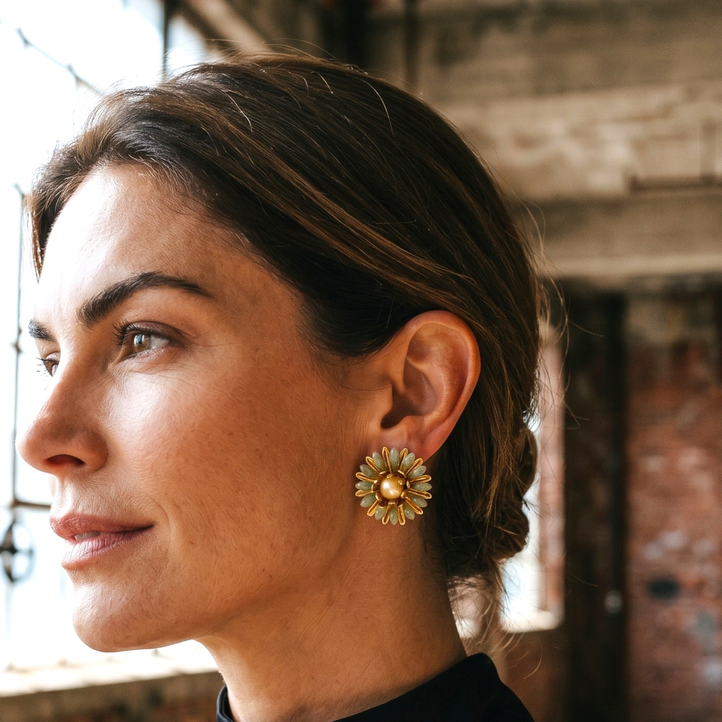 Vintage Altın Adaçayı Yeşili Mine İşi & İnci Çiçek Küpe — 1980'ler